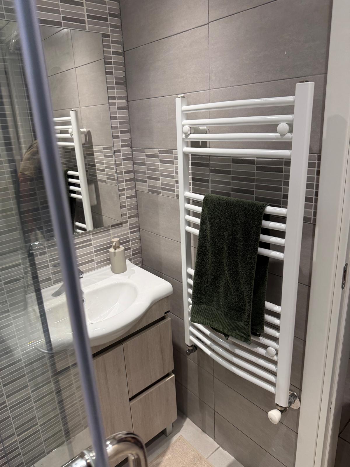 Rénovation salle d'eau avec sèche-serviettes