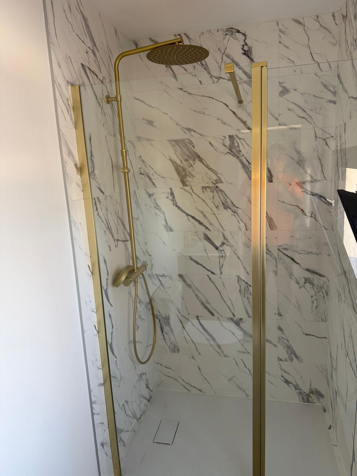 Douche italienne marbre et robinetterie dorée